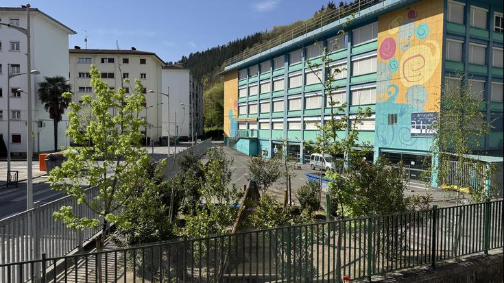Bedoñabe eskolako patioa eraldatzeko lanak hasi dituzte