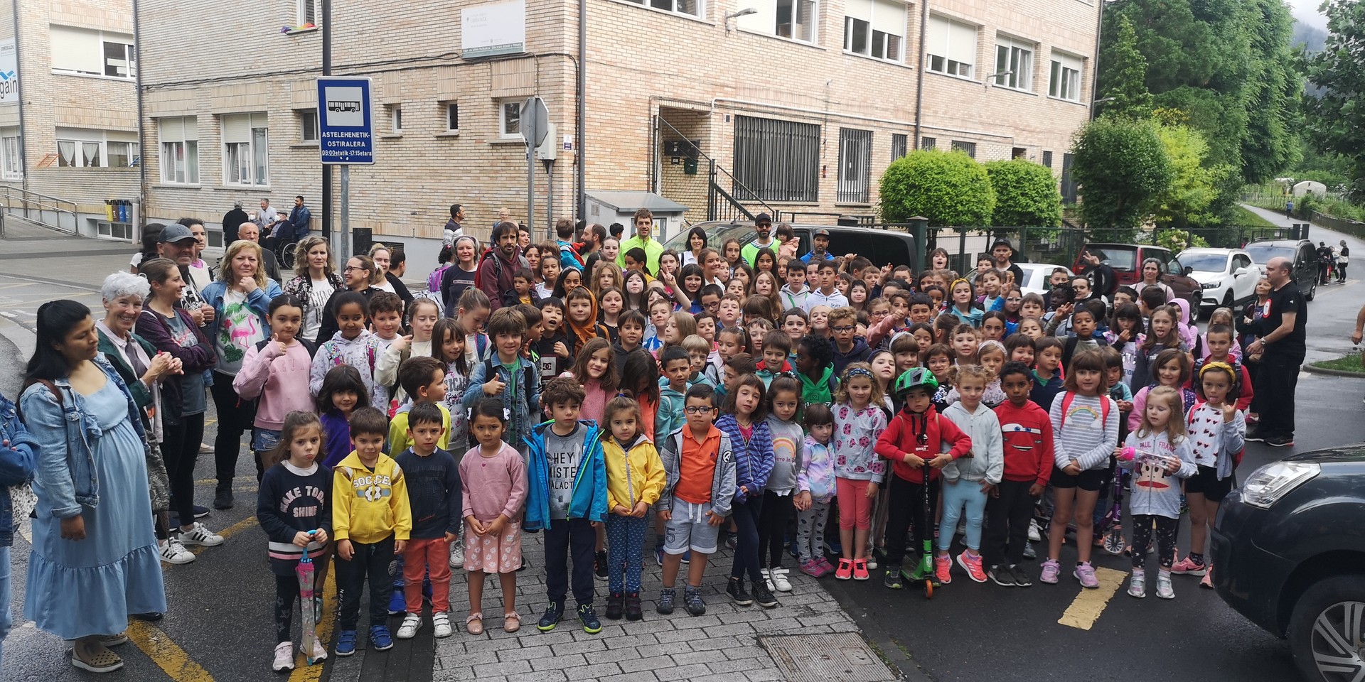Dozenaka neska-mutikok hartu dute parte Urgainen 'Eskolara oinez' ekimenean
