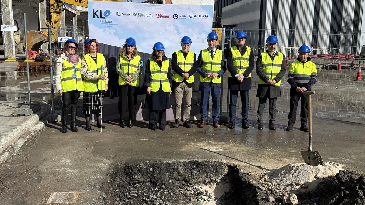 Katealegaiaren planta berriko lehen harria jarri dute Arrasaten, Fagor Etxetresnak zegoen lekuan