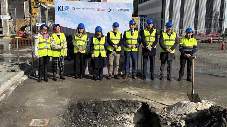 Katealegaiaren planta berriko lehen harria jarri dute Arrasaten, Fagor Etxetresnak zegoen lekuan