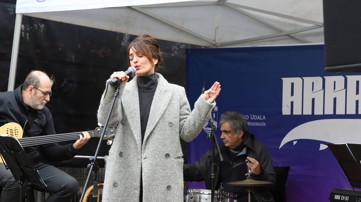 Nerea Gorostidik Blue Cats Band aurkeztu du herrikideen aurrean