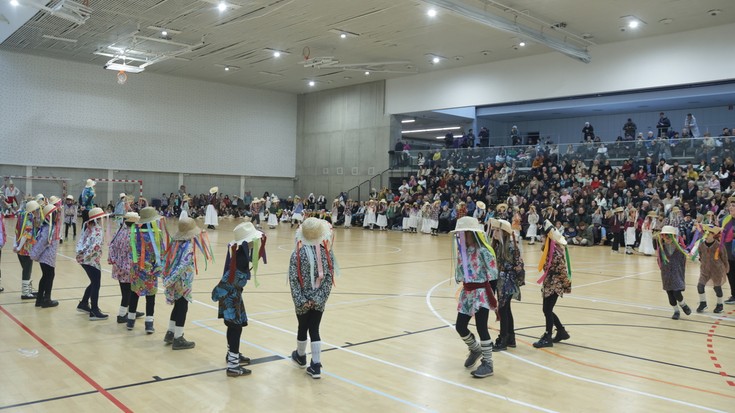 Aretxabaletako ikastetxeetako haurren dantzek Aratuste-martitzena girotu dute
