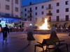 Jendetza batu da plazan San Juan suaren eta tantaiaren bueltan