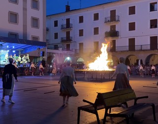 Jendetza batu da plazan San Juan suaren eta tantaiaren bueltan