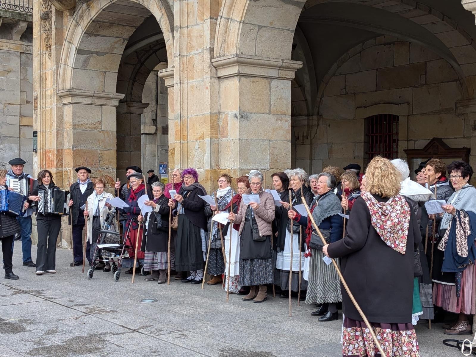 Santa Ageda bezperako kantuak abestu ditu  aurten ere Pake Lekuko abesbatzak