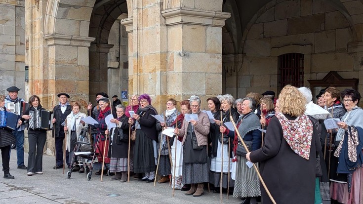 Santa Ageda bezperako kantuak abestu ditu  aurten ere Pake Lekuko abesbatzak