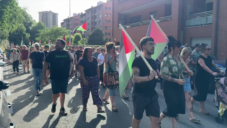 Palestina askatzeko eta Israelekin harremanak mozteko eskatu dute hainbat arrasatearrek