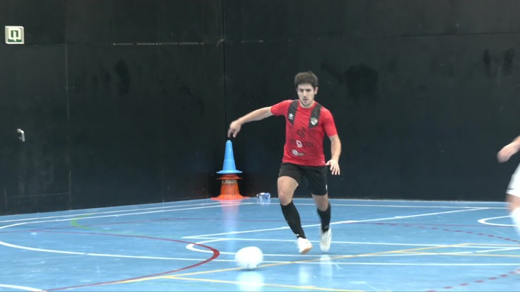 Mikel Urkia: beti baloiarekin jokatzen