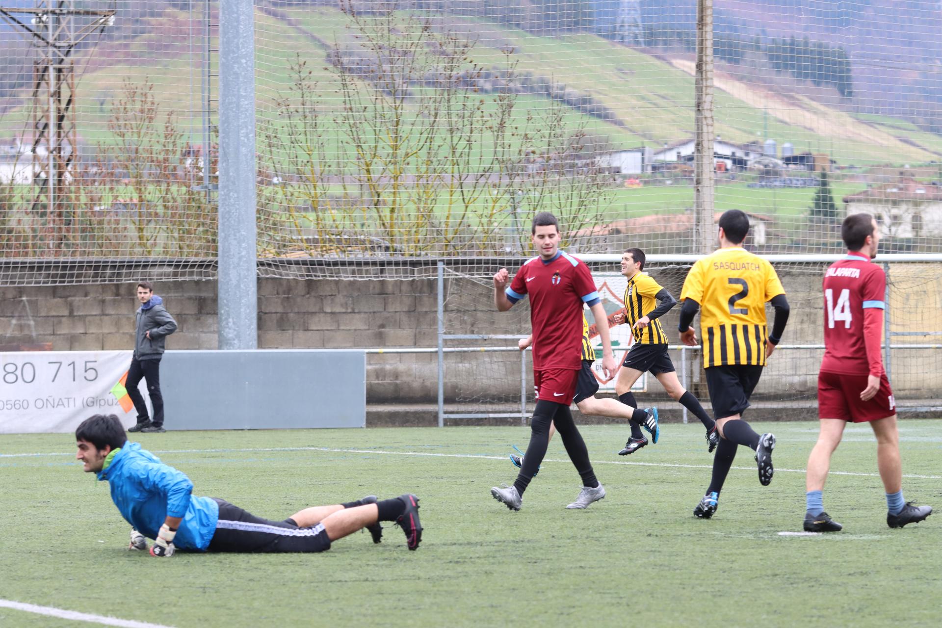 Zapatuan dira herriko futbol txapelketako finalak