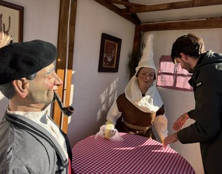 Olentzero eta Mari Domingiren irudiak jarri dituzte Zubillagan