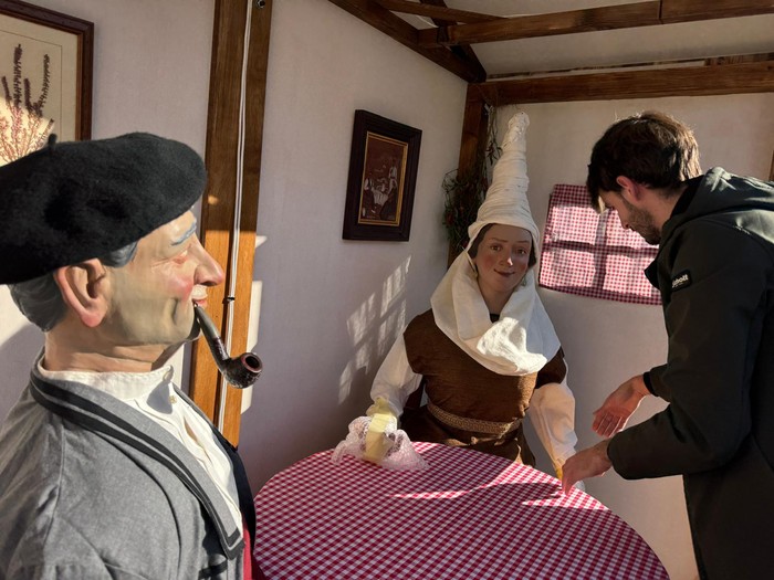 Olentzero eta Mari Domingiren irudiak jarri dituzte Zubillagan