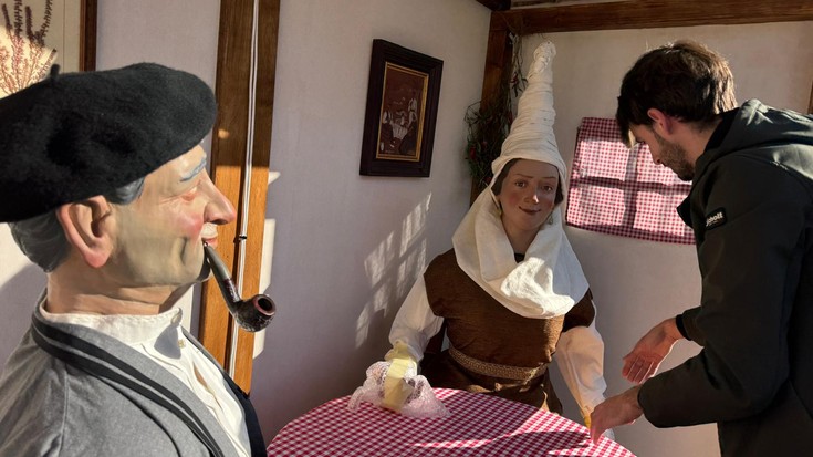 Olentzero eta Mari Domingiren irudiak jarri dituzte Zubillagan