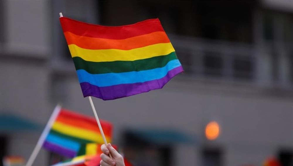 LGTBIfobiaren Aurkako Nazioarteko Eguneko aldarrikapenekin bat egin du Aretxabaletako Udalak