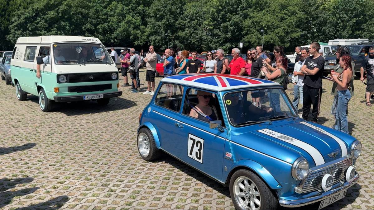 Ibilgailu klasikoen motor hotsak ozen entzun dira Arruena parkean