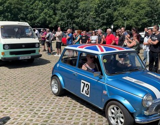 Ibilgailu klasikoen motor hotsak ozen entzun dira Arruena parkean