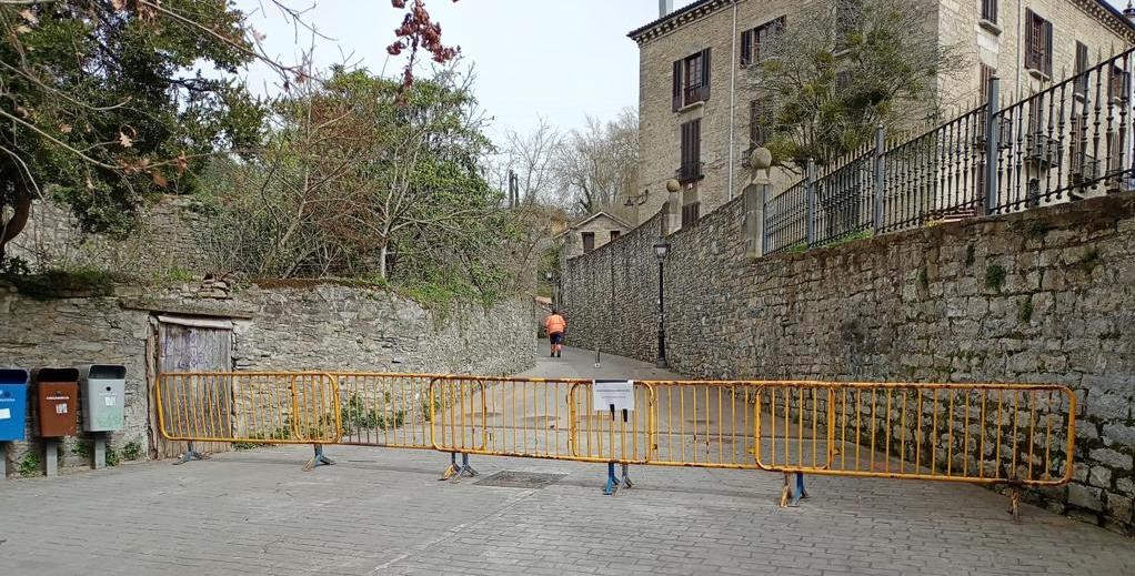 Koldo Eleizalde kalea itxita dago, haizeak Errekalde jauregiko teila batzuk askatu dituelako