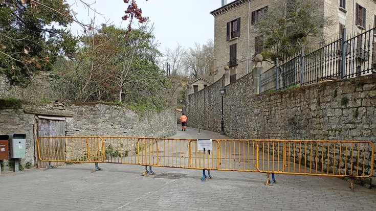 Koldo Eleizalde kalea itxita dago, haizeak Errekalde jauregiko teila batzuk askatu dituelako