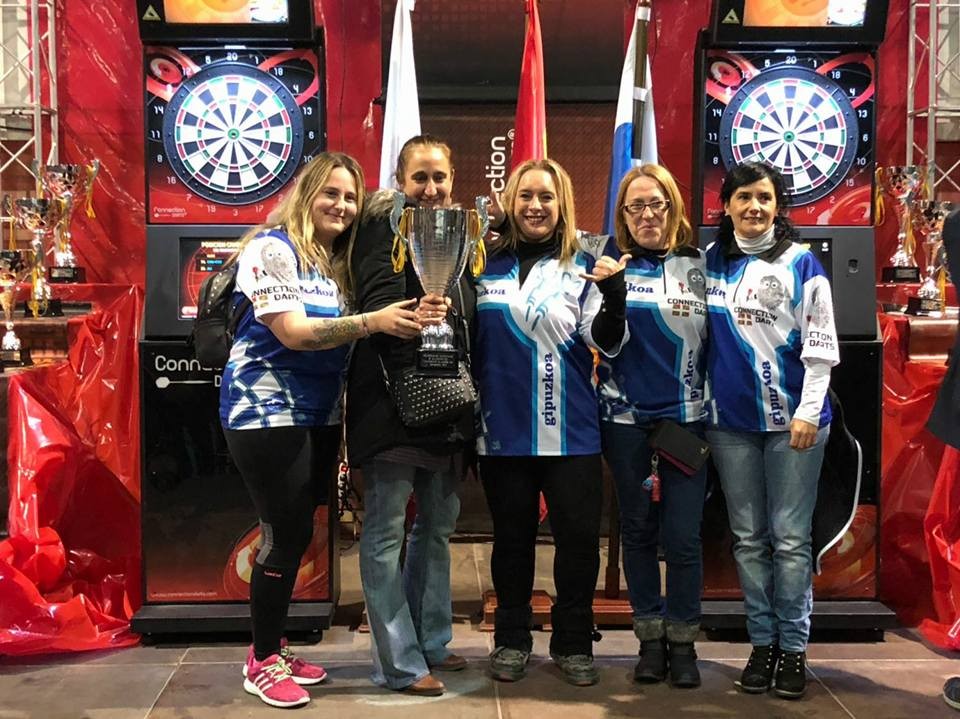Eva Lanzosek brontzezko domina lortu du Kantauri itsasoko dardo kopan
