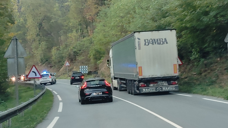 Kamioi baten matxurak auto-ilara luzeak eragin ditu Oñatin
