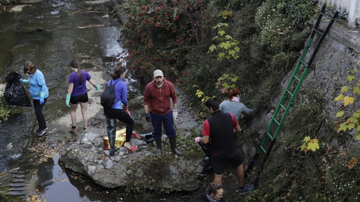 Aretxabaletarrek ere erantzun diote errekak garbitzeko deiari