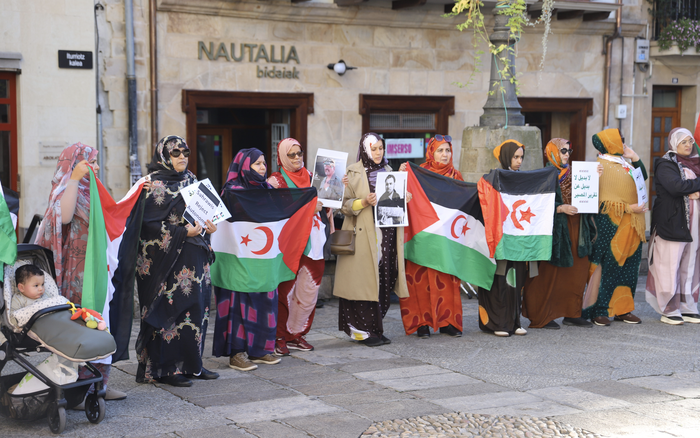 Herri sahararraren eskubideen alde elkartu dira Herriko Plazan