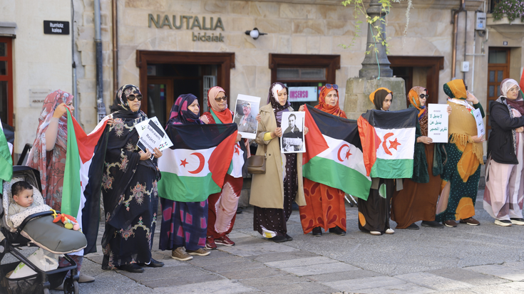 Herri sahararraren eskubideen alde elkartu dira Herriko Plazan