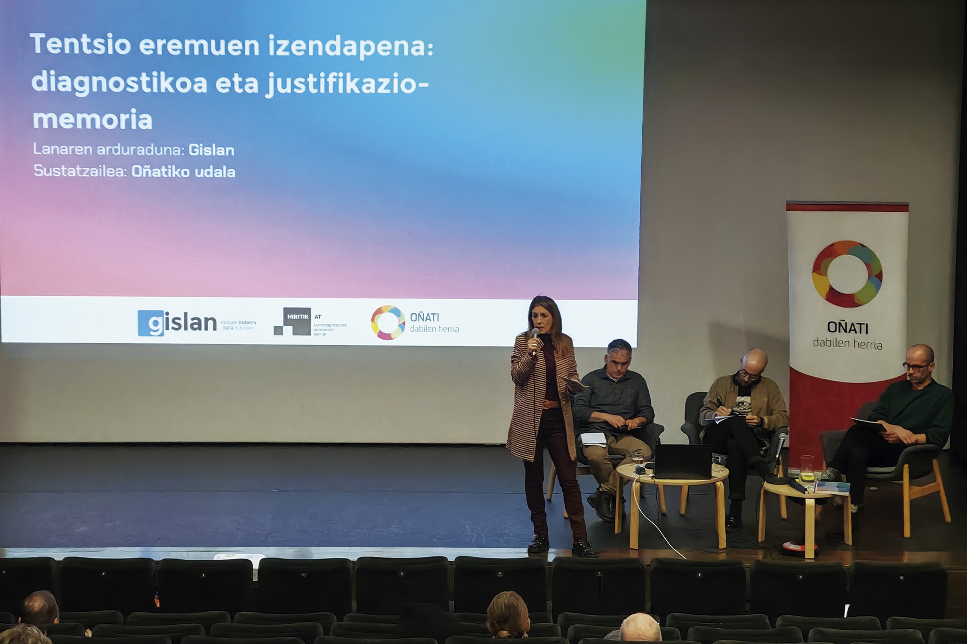 Oñatiko Udalak etxebizitza planaren jendaurreko aurkezpena egin du