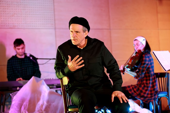 Laboaren kantekin dator gaur Telleria Santa Anara