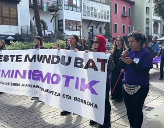 Aldarrikapenek, salaketek, ospakizunek eta omenaldiek bete dituzte kaleak