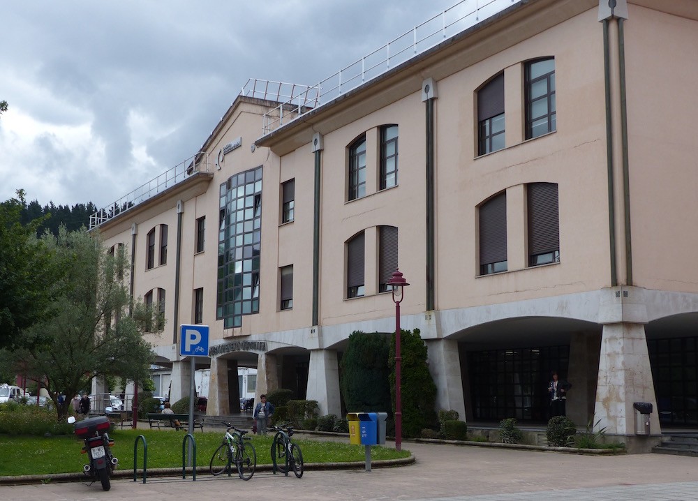 Gaur abiatuko da 100 urtetik gorakoen txertaketa