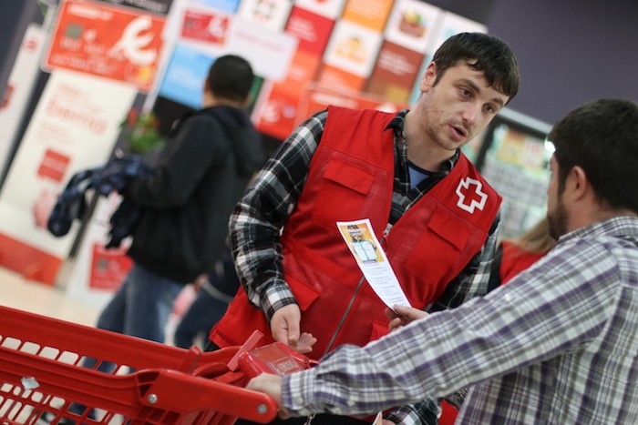 Gurutze Gorria jostailu berriak batzen dabil gizarte bazterketa arriskuan dauden neska-mutikoei banatzeko