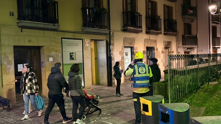 Ferrerias kaleko eraikin bateko sabai aizunera pieza batzuk erori dira