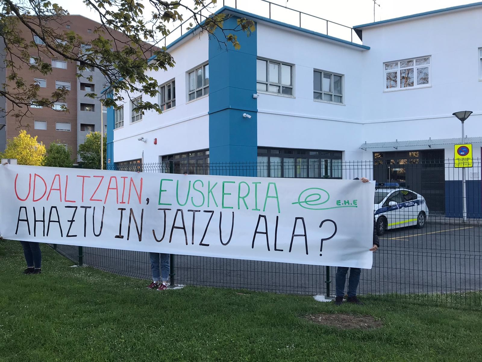 Udaltzainek gaztelaniaz egiten jarraitzen dutela salatu du EHE taldeak