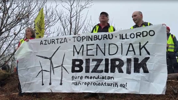 Basalgoko zentral eolikoaren aurka, elkarretaratzea egin dute Topinburun