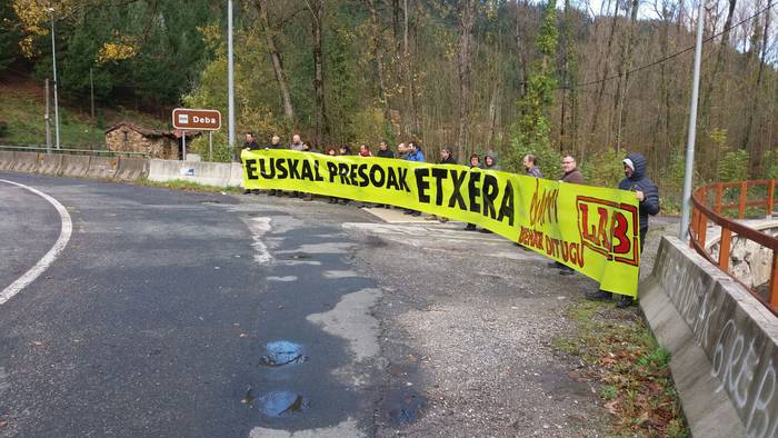 "Euskal presoak etxera ekartzeko", elkarretaratzea egin du LABek Elorregin