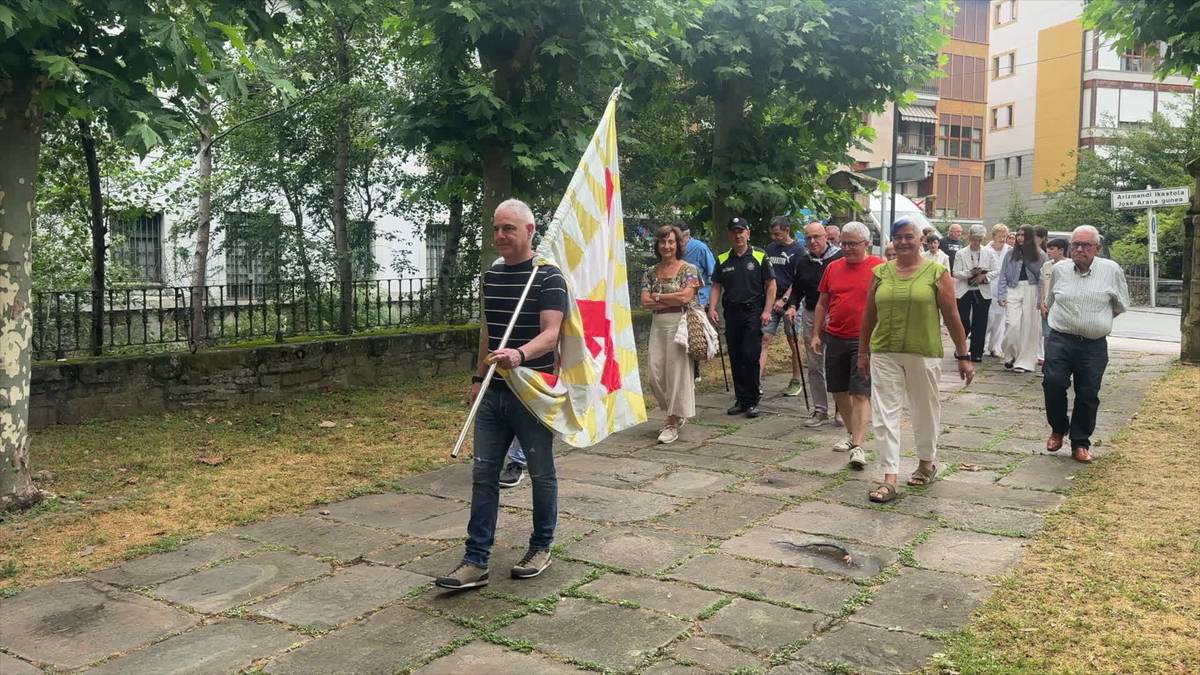 Txistulariek lagunduta joan da udalbatza elizara, San Pedro egunean