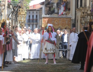 Zenbait partaide berrirekin, baina ohiko moldetan ospatu dute Corpus-prozesioa