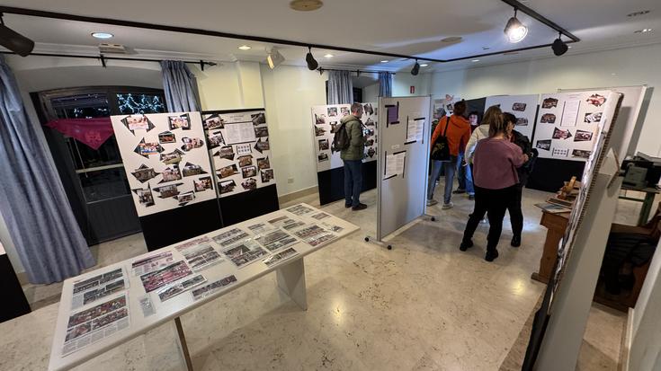 Luis Ezeiza herri eskolaren 55 urteak batzeko erakusketa zabaldu dute