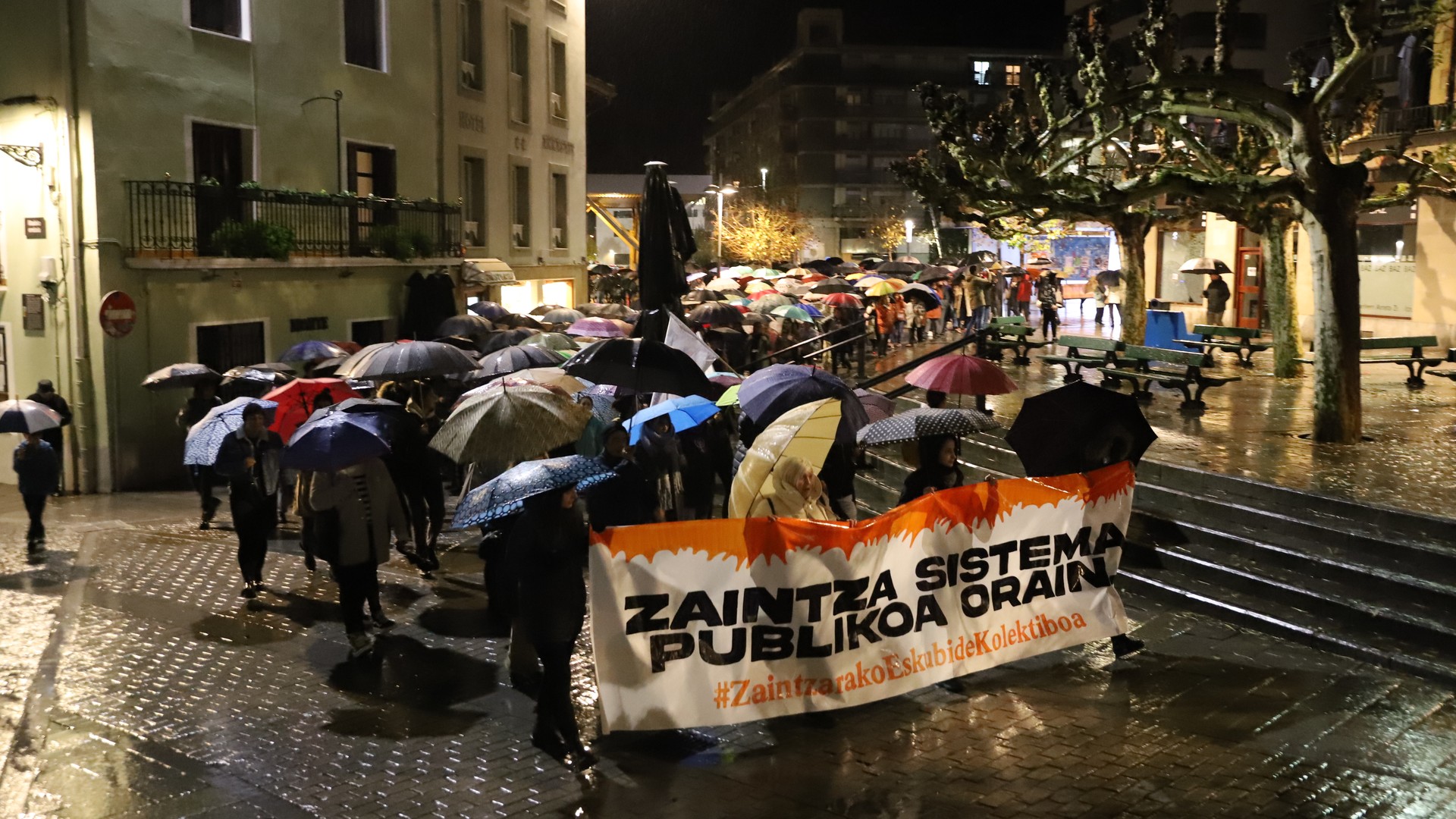 Grebari atxikimendua erakusteko manifestazio jendetsua, euripean, Arrasaten