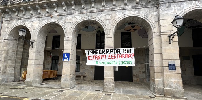 Dekolonizatu Bergara taldearen "ekitaldi antikoloniala" urriaren 12an, Iralaren monolitoan