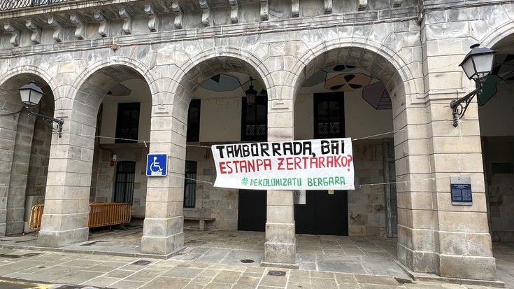 Dekolonizatu Bergara taldearen "ekitaldi antikoloniala" urriaren 12an, Iralaren monolitoan