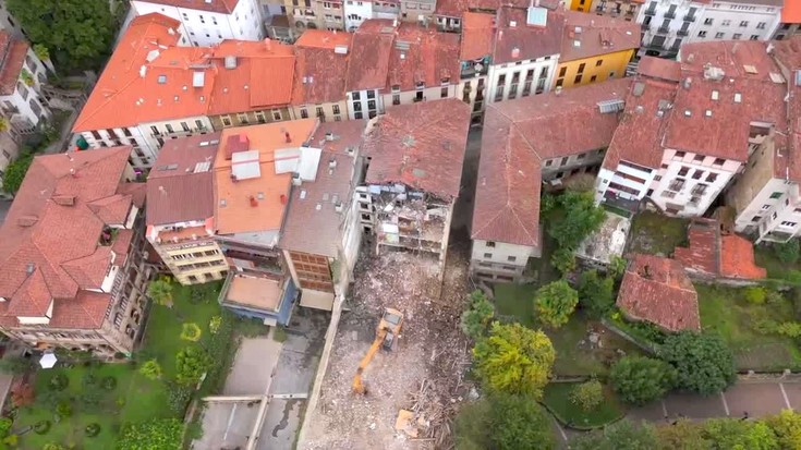 Bergarako Novedades zenaren ondoko eraikina ere botatzen hasi dira