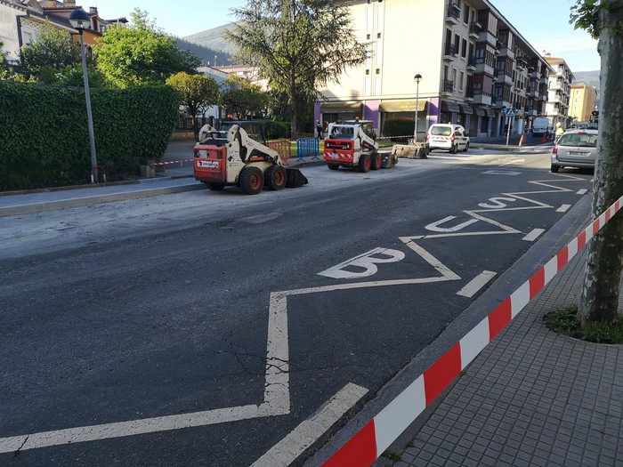 Hasi dituzte Errekabarren kaleko asfaltatze lanak