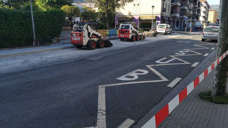 Hasi dituzte Errekabarren kaleko asfaltatze lanak