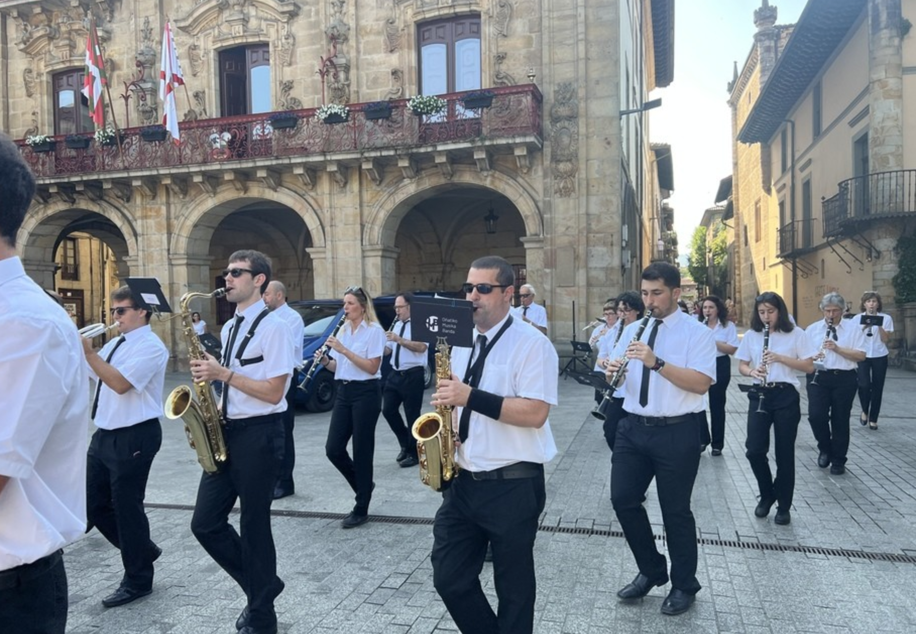 Kalera aterako dira musikariak euren egunari keinu egitera
