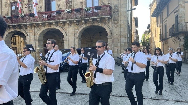 Kalera aterako dira musikariak euren egunari keinu egitera