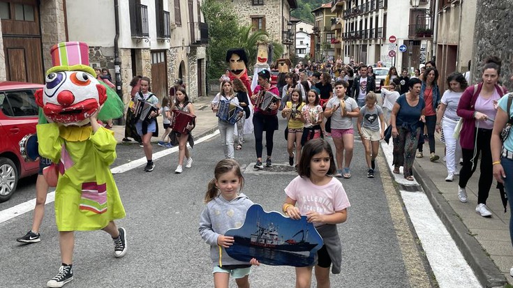 'Aita Mari'ren aldeko olatu solidarioarekin hasi du festa Aramaixo Herri Eskolak