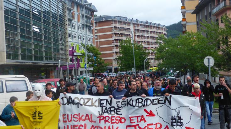 Manifestazio jendetsua izan da Arrasaten, Elkartasun Egunean