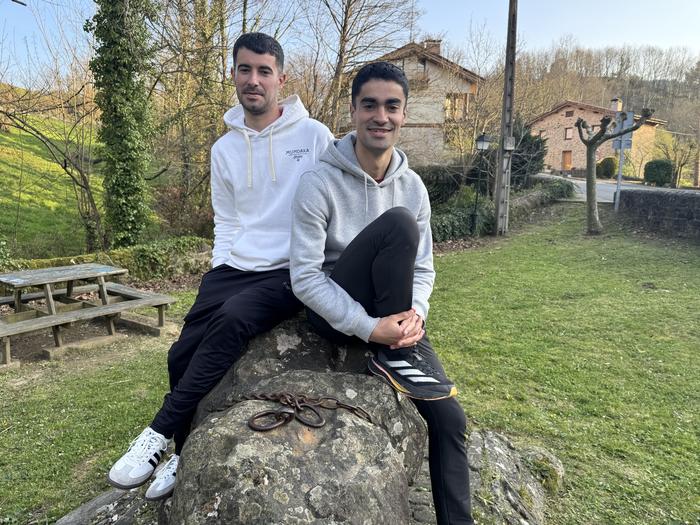 Peru eta Martin Abarrategi: "Polita litzateke ofizioren bat bi anaiok elkarrekin kantatzeko aukera izatea bihar"