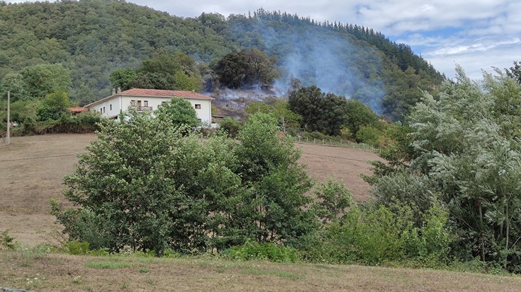 Sutea izan da Mazmela elizateko San Bartolome baseliza inguruan